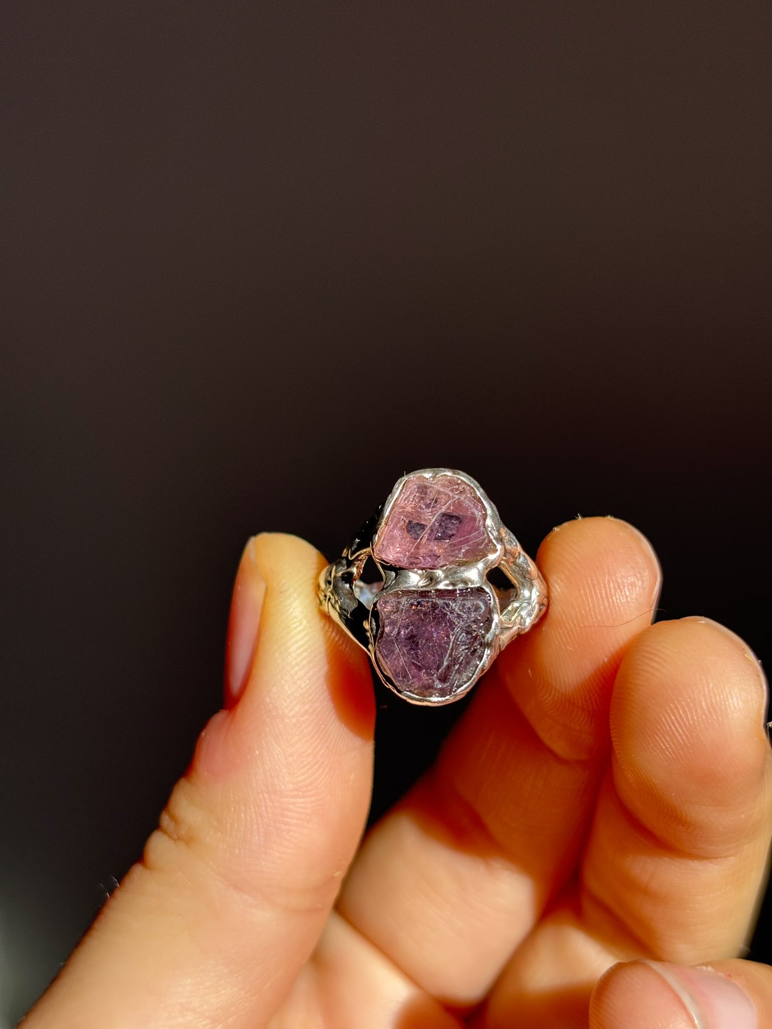 Anillo Gaia con espinelas en bruto - Imagen 2