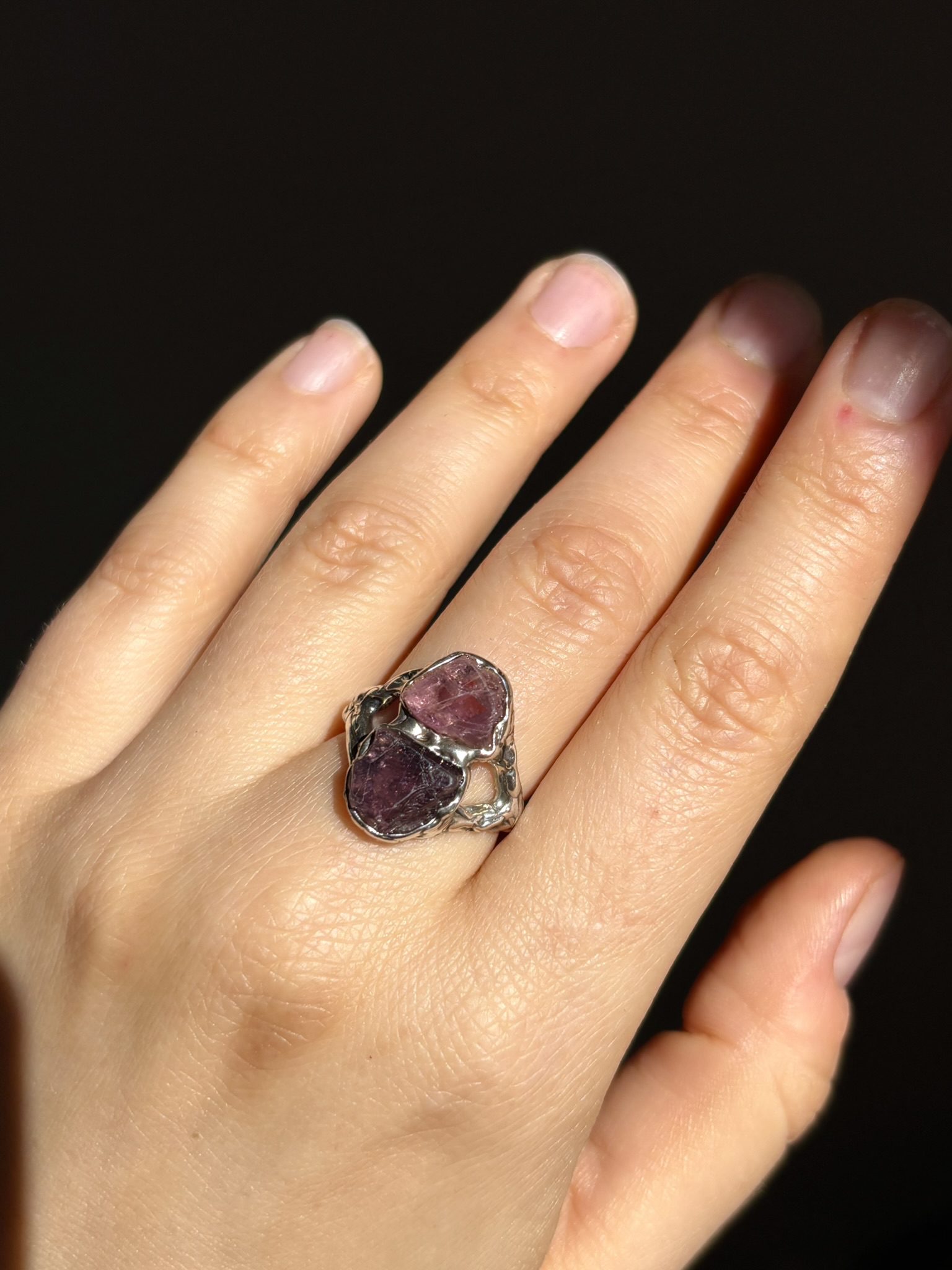 Anillo Gaia con espinelas en bruto - Imagen 3