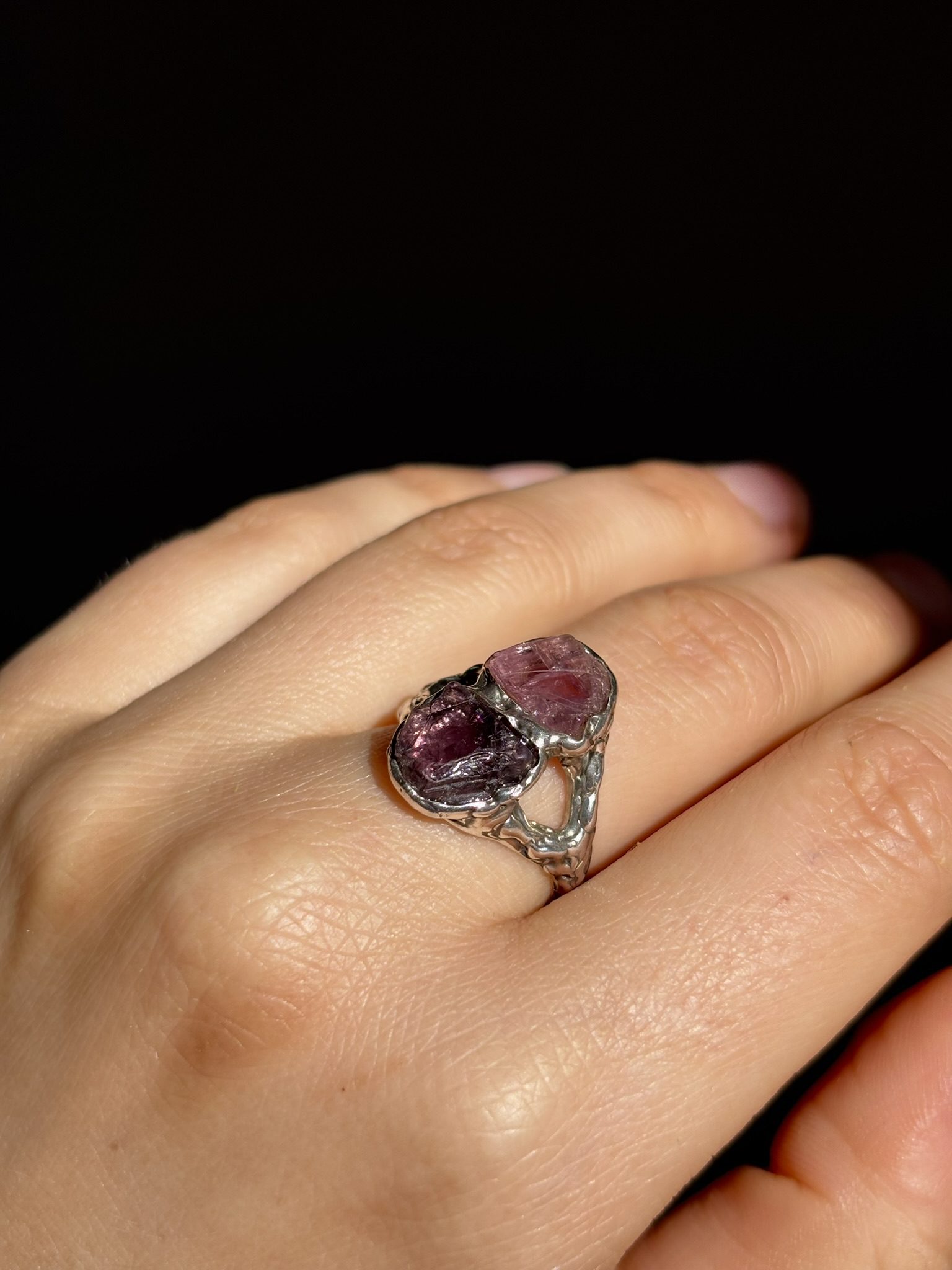 Anillo Gaia con espinelas en bruto - Imagen 4